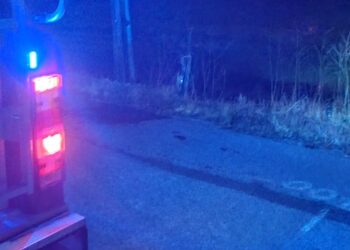 Carro pega fogo após saída de pista na SC-108, em Massaranduba