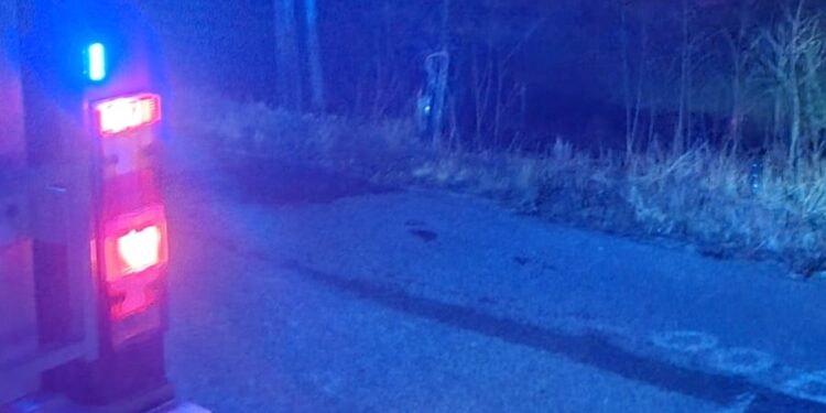 Carro pega fogo após saída de pista na SC-108, em Massaranduba