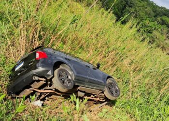 Motorista é conduzido ao hospital após capotamento em Jaraguá do Sul