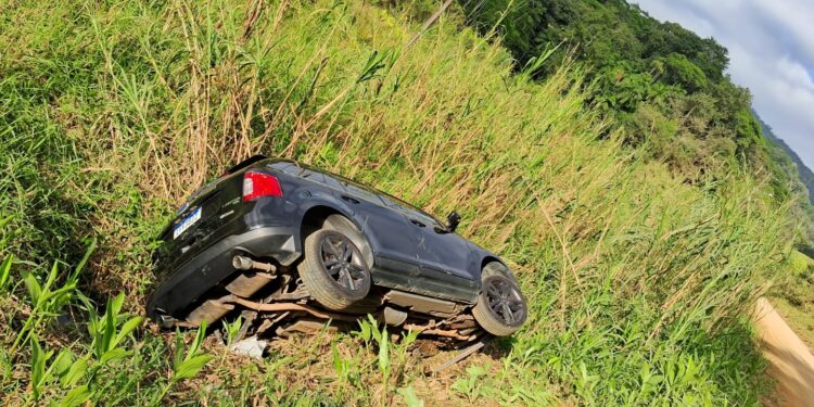 Motorista é conduzido ao hospital após capotamento em Jaraguá do Sul
