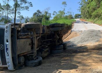 [Fotos] Caminhão tomba em Jaraguá do Sul