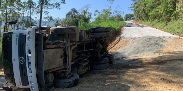 [Fotos] Caminhão tomba em Jaraguá do Sul