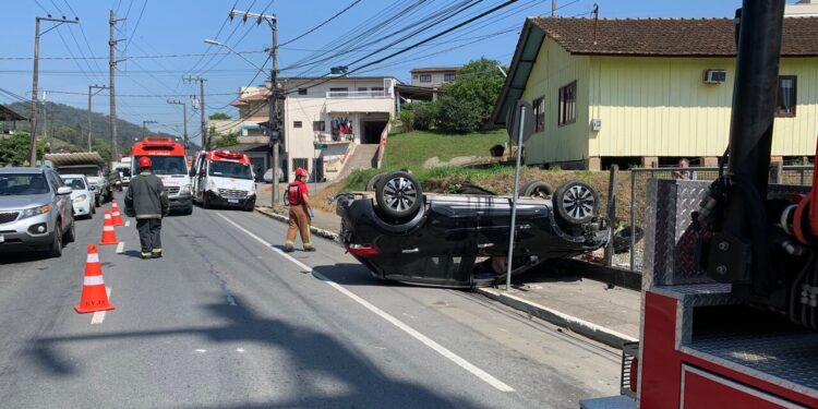 Mulher fica gravemente ferida após ser atropelada por carro em Jaraguá do Sul