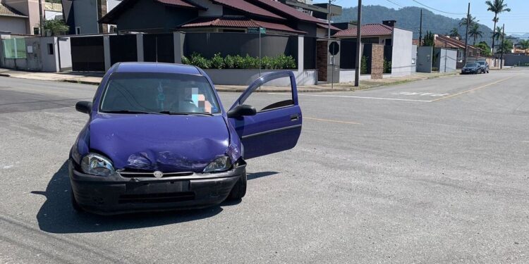 Carro com bebê de 4 meses se envolve em acidente, em Jaraguá do Sul