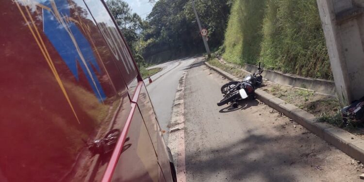 Após queda, motociclista é socorrido em Schroeder com suspeitas de fraturas