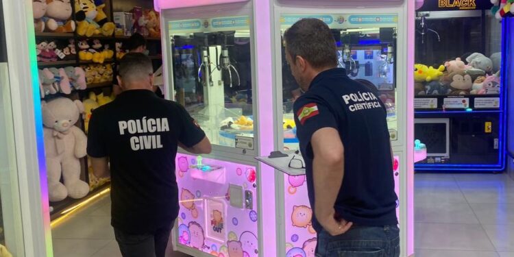 Polícia investiga fraude em máquinas de pelúcia