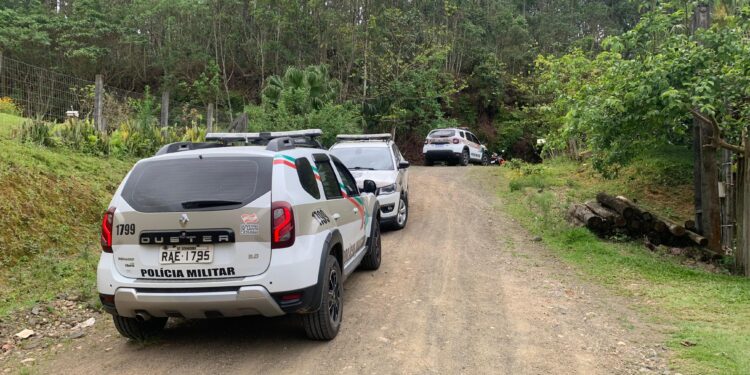 PM faz buscas por homem que fugiu de abordagem em Schroeder