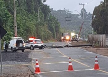 Rua fica interditada após carro bater contra poste em Jaraguá do Sul