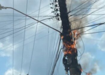 [Vídeo] Incêndio atinge poste em Jaraguá do Sul