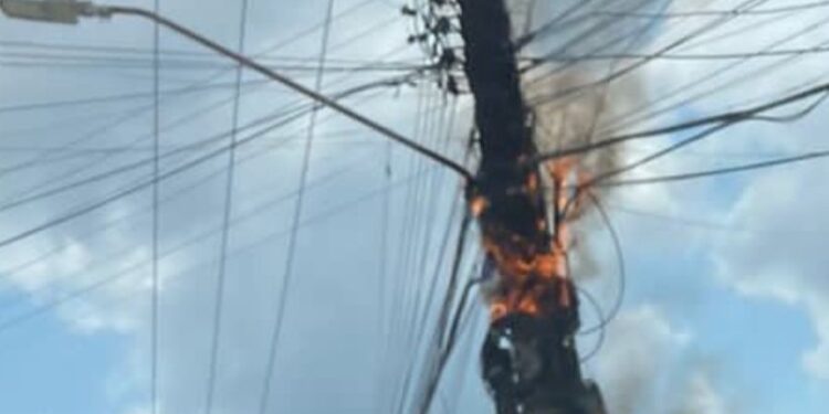 [Vídeo] Incêndio atinge poste em Jaraguá do Sul