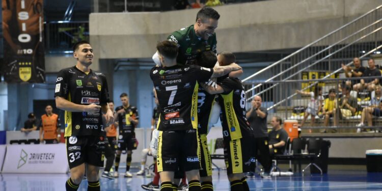 Jaraguá Futsal goleia Florianópolis pelo Estadual