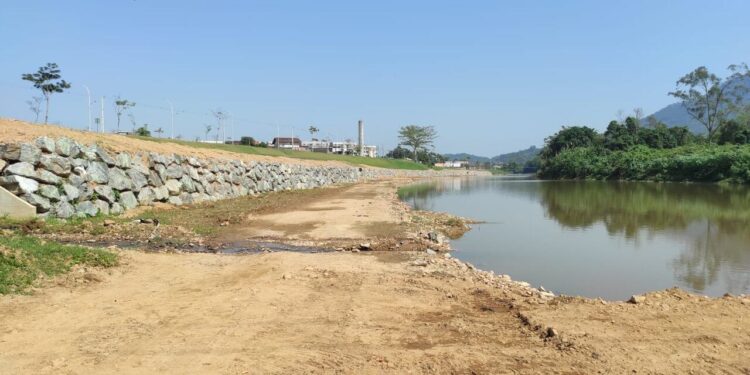 Prosseguem as obras de prevenção de enchentes na Via Verde, em Jaraguá do Sul