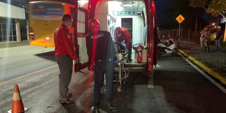 Motociclista fica ferido em acidente com carro em Jaraguá do Sul