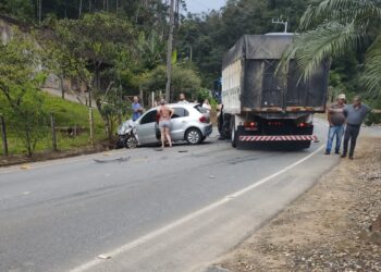[Vídeo] Grave acidente envolvendo carro e caminhão é registrado em Massaranduba