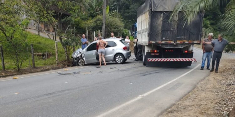 [Vídeo] Grave acidente envolvendo carro e caminhão é registrado em Massaranduba