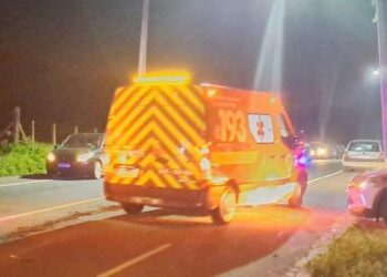 Motociclista fica gravemente ferido após bater contra poste em Jaraguá do Sul