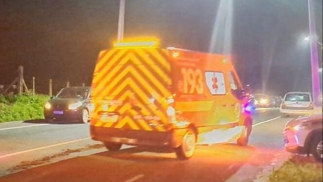 Motociclista fica gravemente ferido após bater contra poste em Jaraguá do Sul