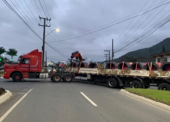 [Vídeo] Com problemas mecânicos, carreta interdita duas pistas da Waldemar Grubba, em Jaraguá do Sul