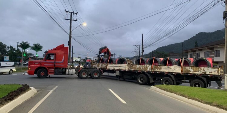 [Vídeo] Com problemas mecânicos, carreta interdita duas pistas da Waldemar Grubba, em Jaraguá do Sul