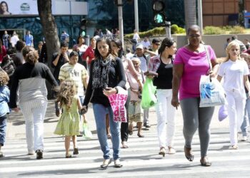 Taxa de desemprego do Brasil cai para 7,8% em agosto, revela IBGE
