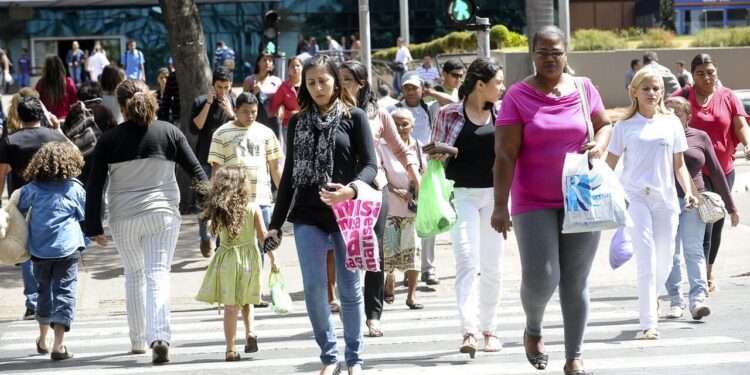 Taxa de desemprego do Brasil cai para 7,8% em agosto, revela IBGE
