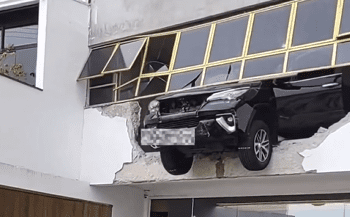 [Vídeo] Motorista confunde pedais e atravessa parede com carro em Balneário Camboriú