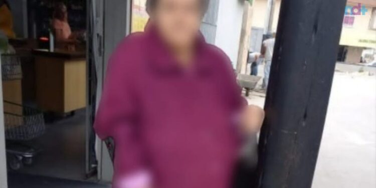 Filho abandona mãe idosa em estacionamento após briga em Itajaí