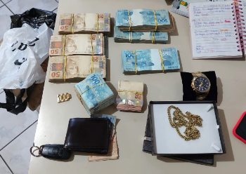 Mais de R$ 65 mil, drogas e arma são apreendidos durante operação em Jaraguá do Sul