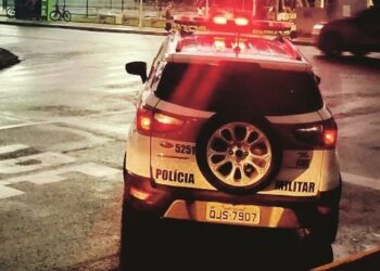 Condutor embriagado se envolve em acidente e é preso após fugir em Jaraguá