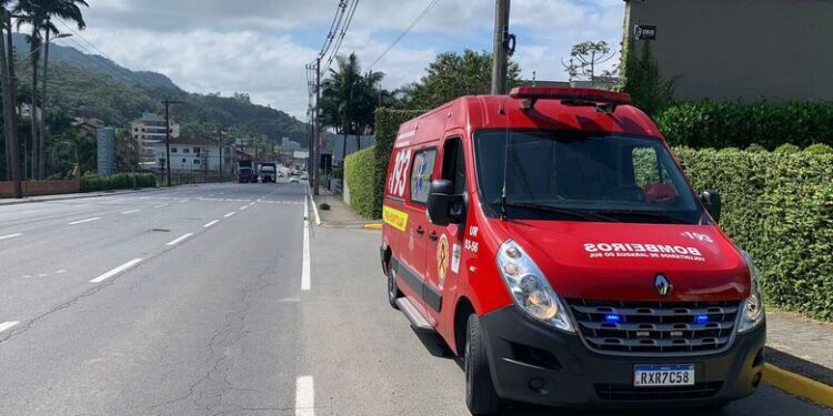 Motociclista fica ferido após acidente com carro em Jaraguá do Sul