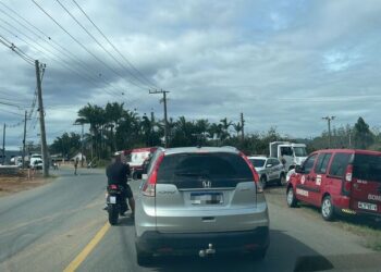 Motociclista fica gravemente ferido após acidente com caminhão em Jaraguá do Sul