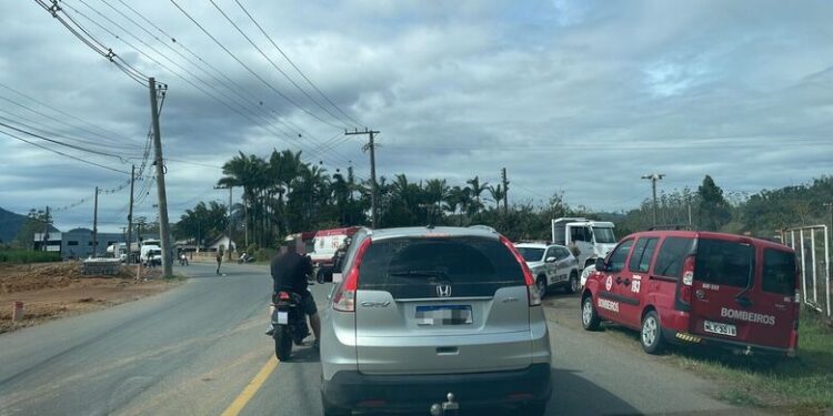 Motociclista fica gravemente ferido após acidente com caminhão em Jaraguá do Sul