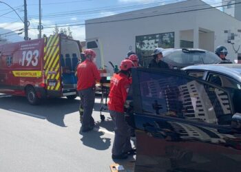 [Vídeo] Mulher fica ferida após acidente entre carros no Centro de Jaraguá do Sul