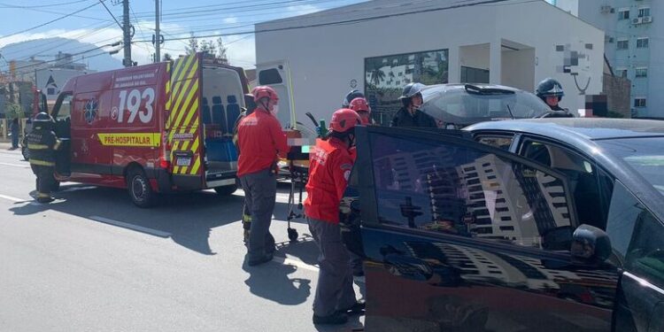 [Vídeo] Mulher fica ferida após acidente entre carros no Centro de Jaraguá do Sul