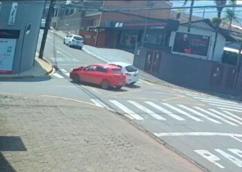 [Vídeo] Câmera flagra acidente entre dois carros em Jaraguá do Sul