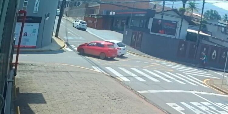 [Vídeo] Câmera flagra acidente entre dois carros em Jaraguá do Sul