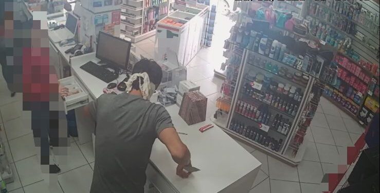 Bandido armado com faca assalta farmácia em Massaranduba