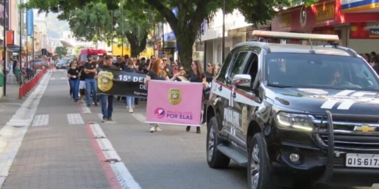 Polícia Civil realiza caminhada contra violência doméstica em Jaraguá do Sul