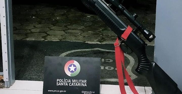 PM apreende arma e munição em Jaraguá do Sul