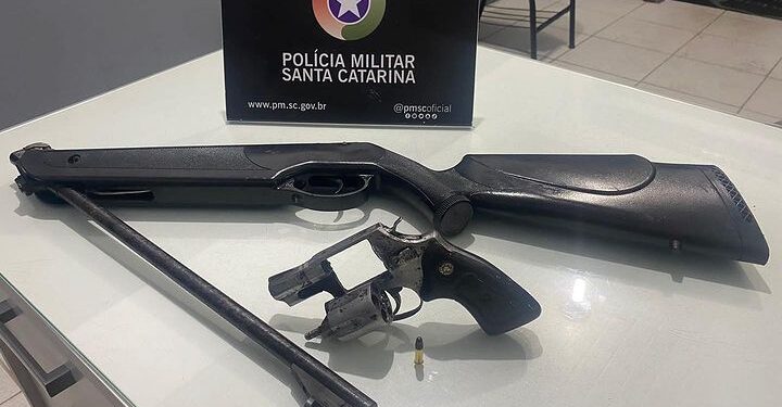 Homem é preso após ameaçar esposa com arma em Jaraguá do Sul