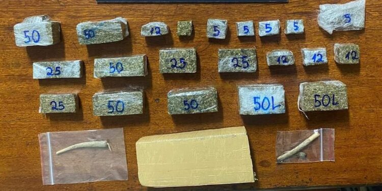 Dois homens são presos e quase 1 kg de maconha é apreendido em Jaraguá do Sul