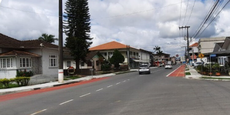 Trânsito de caminhões passa a ser proibido em rua importante de Guaramirim