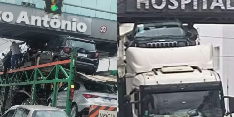 Carro em caminhão-cegonha fica preso em Blumenau