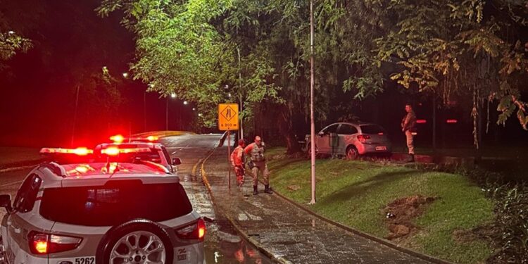 Homem embriagado perde controle de veículo e sobe canteiro em Jaraguá do Sul