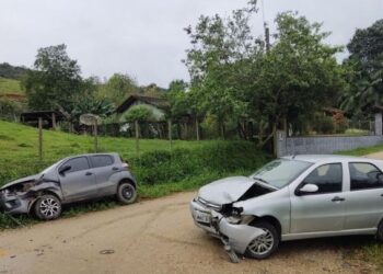 Mãe e filha ficam feridas após acidente em Massaranduba