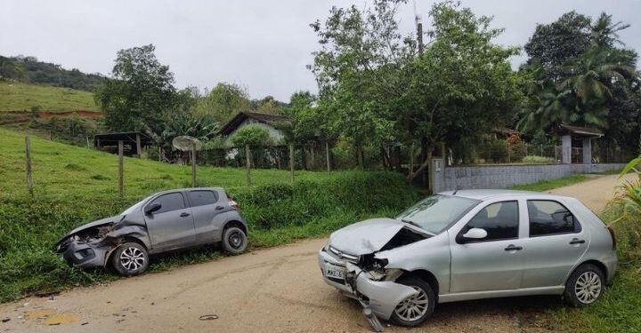 Mãe e filha ficam feridas após acidente em Massaranduba