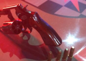 Homem com tornozeleira eletrônica é preso com revólver em bar de Guaramirim