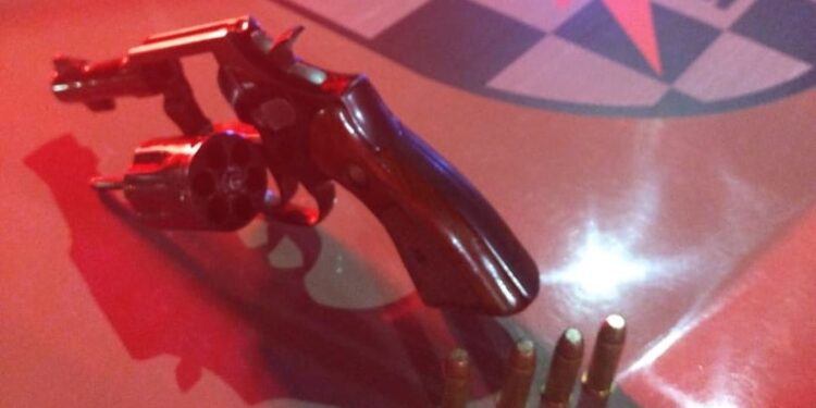 Homem com tornozeleira eletrônica é preso com revólver em bar de Guaramirim