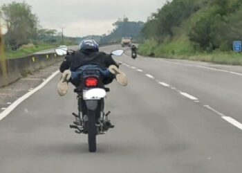 [Vídeo] Motociclista é flagrado pilotando moto deitado em Santa Catarina