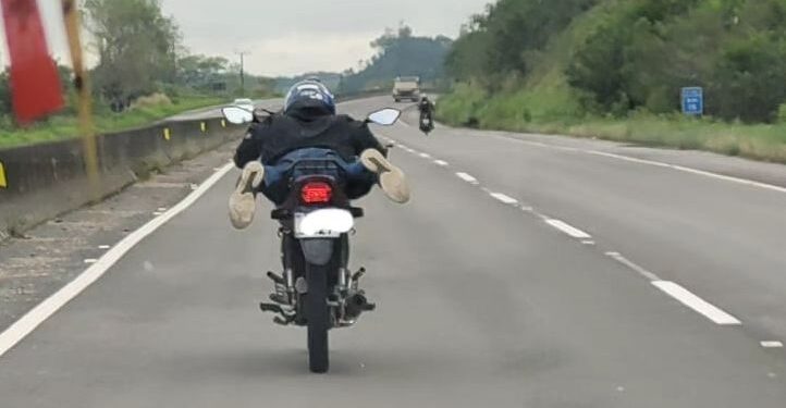 [Vídeo] Motociclista é flagrado pilotando moto deitado em Santa Catarina